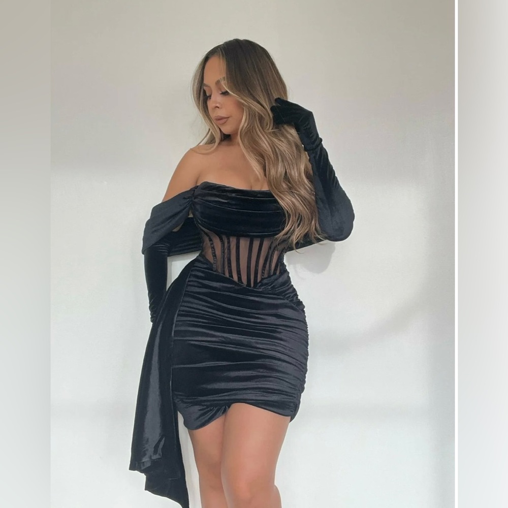 Off Shoulder Corset Velvet Dress Black, gloves not included